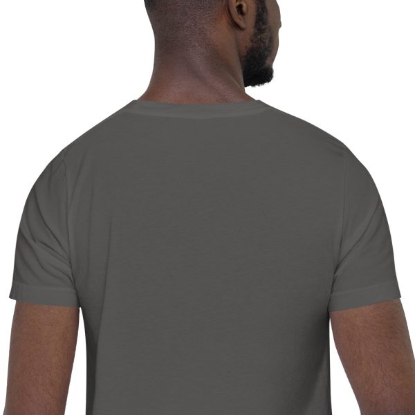 A man wearing a gray t-shirt with the words " men are from africa ".